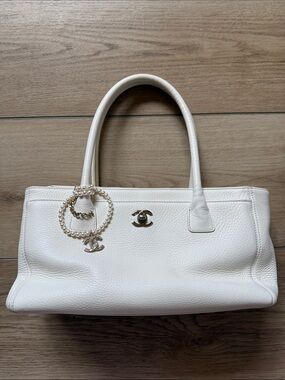 Chanel east west Cerf excellent vintage condition